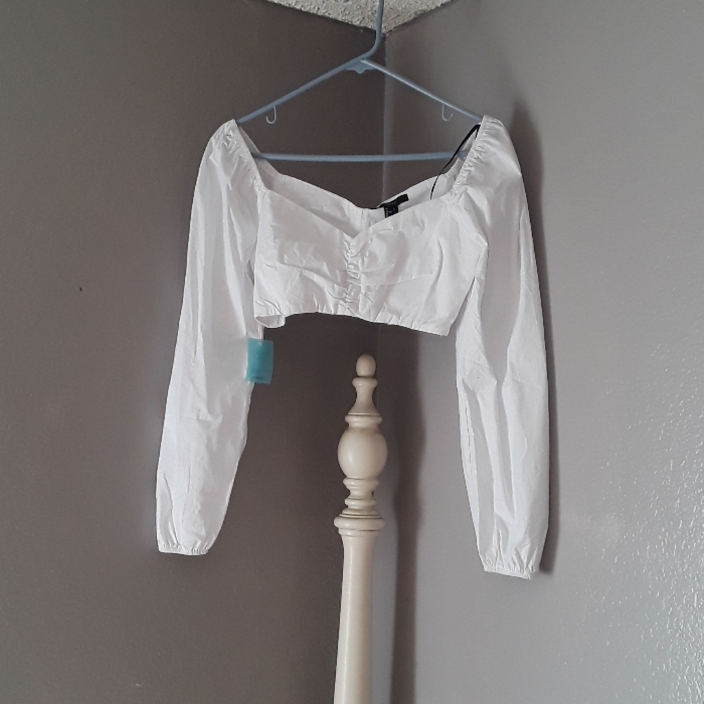 White puffed sleeve crop top